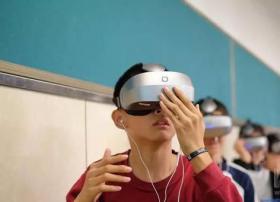 VR首次走进江苏无锡课堂 学生真切感受宇宙魅力