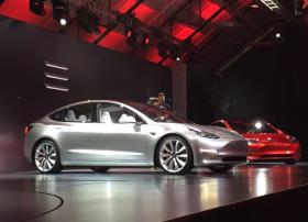 特斯拉Model3完成首批交付 无车钥匙通过APP蓝牙解锁